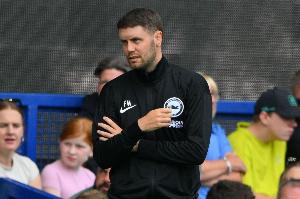 布莱顿主帅：曼联最近防守端有变化，虽然改用四后卫但还是那些人