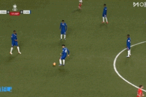 祝好！切尔西比赛出现医疗情况，一名球迷被担架抬离场