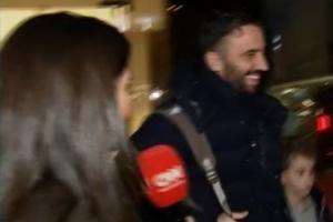 放假了，开心！阿莫林返回葡萄牙拒绝接受采访，但笑容极度灿烂