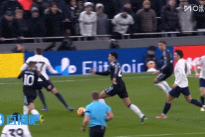 还能嚼多久？半场被气晕吐掉口香糖，半场回来弗兰克又继续嚼嚼嚼