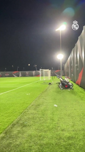 小露一手！居莱尔秀颠球后负角度打门，皮球完美弧线弹进球网