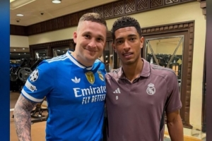 贝林厄姆社媒转发与球迷合照，后者展示腿上的贝林厄姆文身