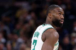 高效全能！杰伦·布朗半场12中7砍并列最高17分加4板3助 三分4中3