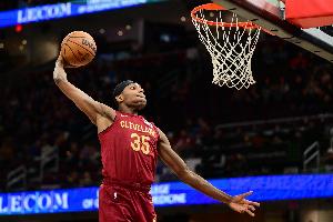 风卷残云！汤姆林抢断反击快下 接球起飞单臂暴扣