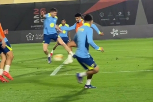 状态不错！莱万西超杯赛前训练脚后跟杂耍破门