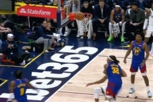 字母哥和戈登纠缠倒地 先吹戈登犯规&掘金挑战成功改判字母哥犯规