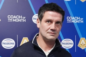 3战全胜！国米主帅齐沃在赛前领取12月份意甲最佳教练奖杯