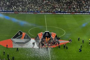 记者：皇马没有为冠军巴萨进行列队，姆巴佩带皇马球员们离开了