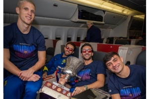 带着奖杯回家！巴萨社媒晒球员们在飞机内与奖杯合照