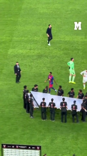 格局！拉什福德赛后前往皇马替补席，与皇马众将士拥抱握手致意