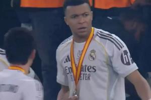 👀世体：姆巴佩赛后多次让队友不要为巴萨鼓掌，并催促队友离开