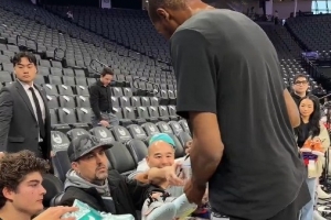 暖心阿杜！杜兰特赛前为众多球迷签名 球鞋球衣合影应有尽有