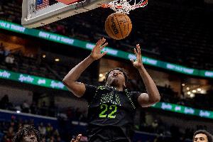 生猛！德里克·奎因侧翼突破直捣黄龙 无视防守飞身双手暴扣