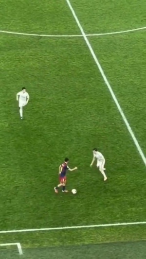 尬穿了！哨响后居莱尔爆射水瓶发泄滑倒，怒拍地面后走进球员通道