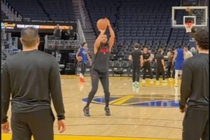 将迎首秀！小吧现场直击：老鹰新援麦科勒姆赛前训练弧顶三分