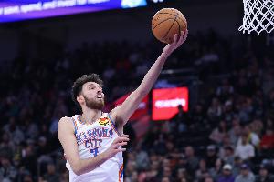 打得真不错！霍姆格伦半场7中4拿到9分4板3帽