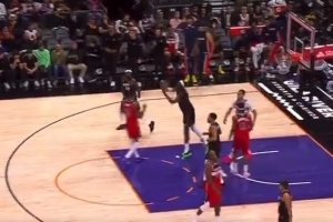 有点可惜啊！马威篮下纵贯全场长投三分命中😲 但超时未算