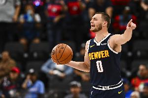 小阿德尔曼：本来布劳恩今天要打的 热身之后他感觉不太舒服