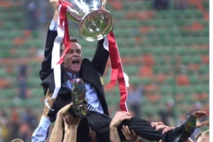 功勋主帅！拜仁祝希斯菲尔德77岁生日快乐，带队斩获14冠