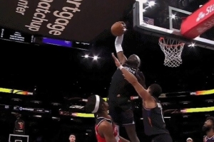 太残暴！特雷·约翰逊上篮遭马威单手抓帽 被惊出问号脸表情包