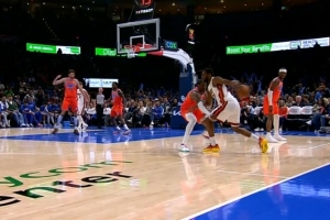 杰伦威切球出界戴格诺特果断挑战成功 球最后从维金斯手中飞出