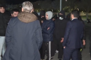 不满球队战绩！马洛卡球迷围堵球队，与球员对峙差点冲突