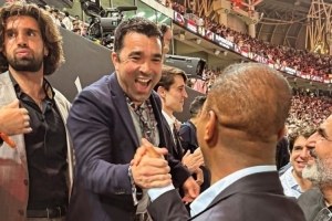 名宿观战！克鲁伊维特现场见证巴萨夺冠，并与德科见面