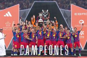 我们是冠军！巴萨全队领取冠军奖牌，阿劳霍捧起西超杯奖杯