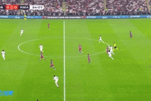 这啥射门质量？拉菲尼亚大单刀机会，射门离谱打偏