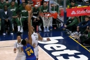 排球扣杀大帽！皮克特突破抛投 字母哥补防凶残大帽直接扇出底线