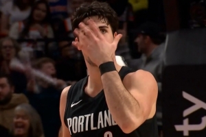 还得靠你！阿夫迪亚背打哈特转身抛投2+1 开拓者末节10-2反超！