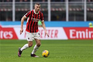 缝了9针！意媒：帕夫洛维奇身体状况需每天监测，出战科莫存疑