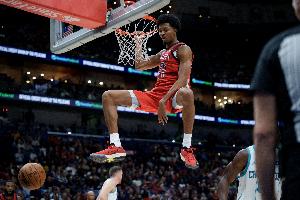 平地起惊雷！墨菲中路突击 腾空暴起双手大力灌篮