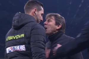 米体：孔蒂被罚下后对裁判咆哮，他说裁判该对判罚感到羞耻