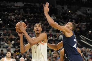 法国高塔碰一碰！文班亚马变向过掉戈贝尔轻松左手上篮！