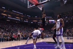 硬气一把！小贾巴里·史密斯底线空切单臂隔扣考德威尔！