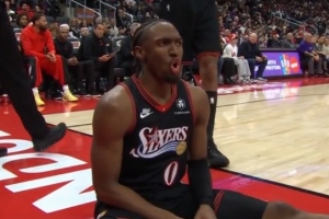 这球真滴难！马克西强突巴恩斯 顶着两人防守回头望月拉杆2+1！