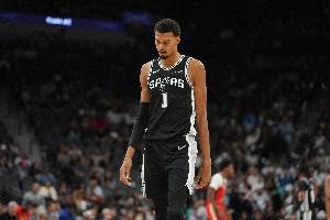 解说：文班面对兰德尔贴防 像早年KD对上托尼·阿伦 要想法跨过去