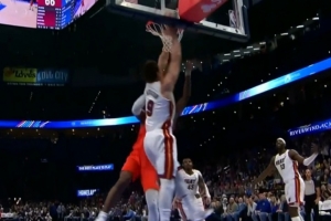 1打5的既视感！亚历山大灵蛇转身突破 杀进内线对抗上篮2+1