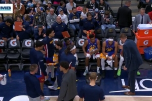 约教练上线！约基奇西装革履声情并茂指导替补席 皮克特频频点头