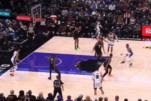 顶级视野！威少弧顶击地妙传克利福德轻松上空篮