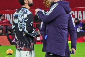 B费赛前热身被利马“爆头”，两个鼻孔都流血了 利马被吓出表情包