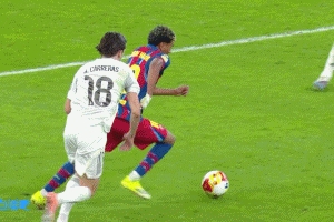 亚马尔连过数人送出直塞，莱万射门被挡