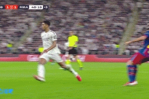 短路了？莱万接直塞前，赫伊森先向莱万靠近随后又让开将他放空