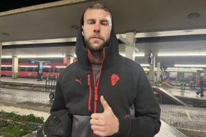 记者：帕夫洛维奇眉骨受伤缝了九针，检查结果显示身体没有大碍