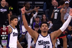 被一个双向球员抢崩了！火箭连丢防守篮板 乌度卡忍不了急叫暂停