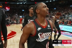 杀死比赛！马克西弧顶单挑直接命中大心脏三分球