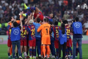 西超杯决赛替补登场回归赛场，赛后阿劳霍被队友抛起庆祝