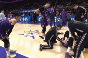 伤病滚粗！沈梓捷本场崴脚伤愈刚复出 落地时又崴脚&十分痛苦