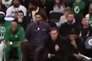 医学奇迹！普理查德惨遭骑扣 塔图姆被迫膝跳反应😂